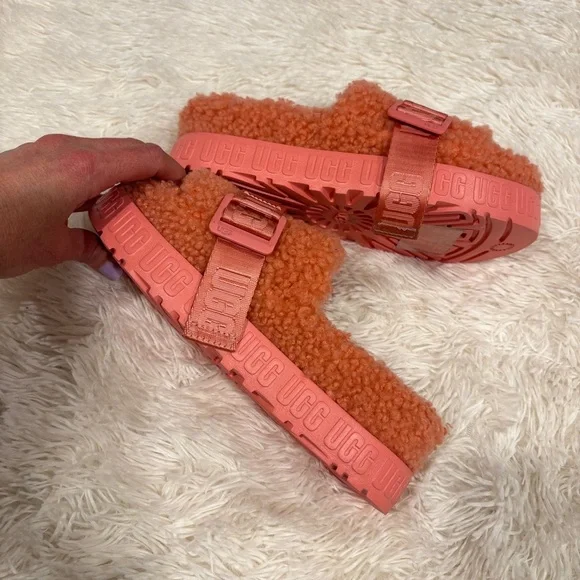 Women's UGG Fluffita Coral Sheepskin Platform Sherpa Sandals LIKE NEW size 6 - Picture 8 of 11